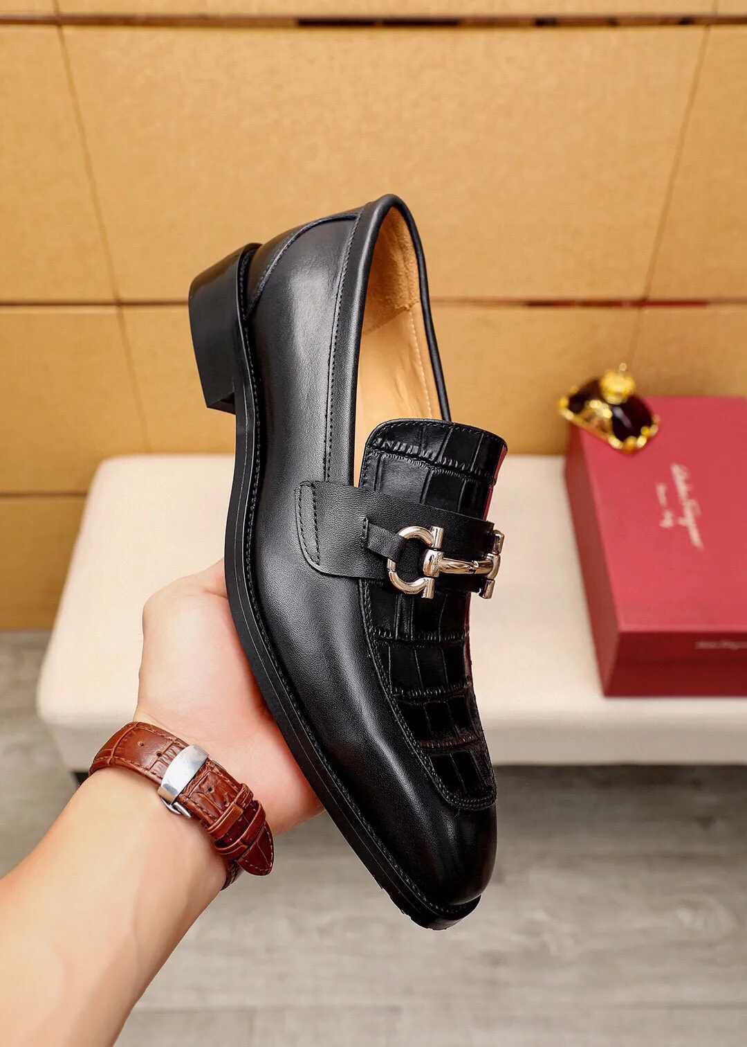 Men's shoes 💰460 💐 Product trademark: Ferragamo "Ferragamo" casual leather shoes Regular size: 38-44 (45.46.47🉑️Customized) Product materials: Selected imported first-layer calfskin embossed upper + luxury hardware buckle, imported water-dyed cow leather lining. Strong three-dimensional visual effect, original outsole color: 2 colors available